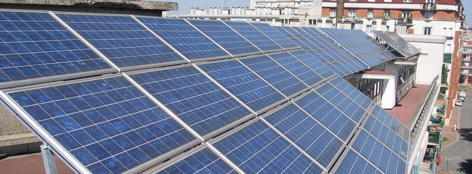 Fertig installierte Photovoltaik-Anlage auf einem Wohnhausdach