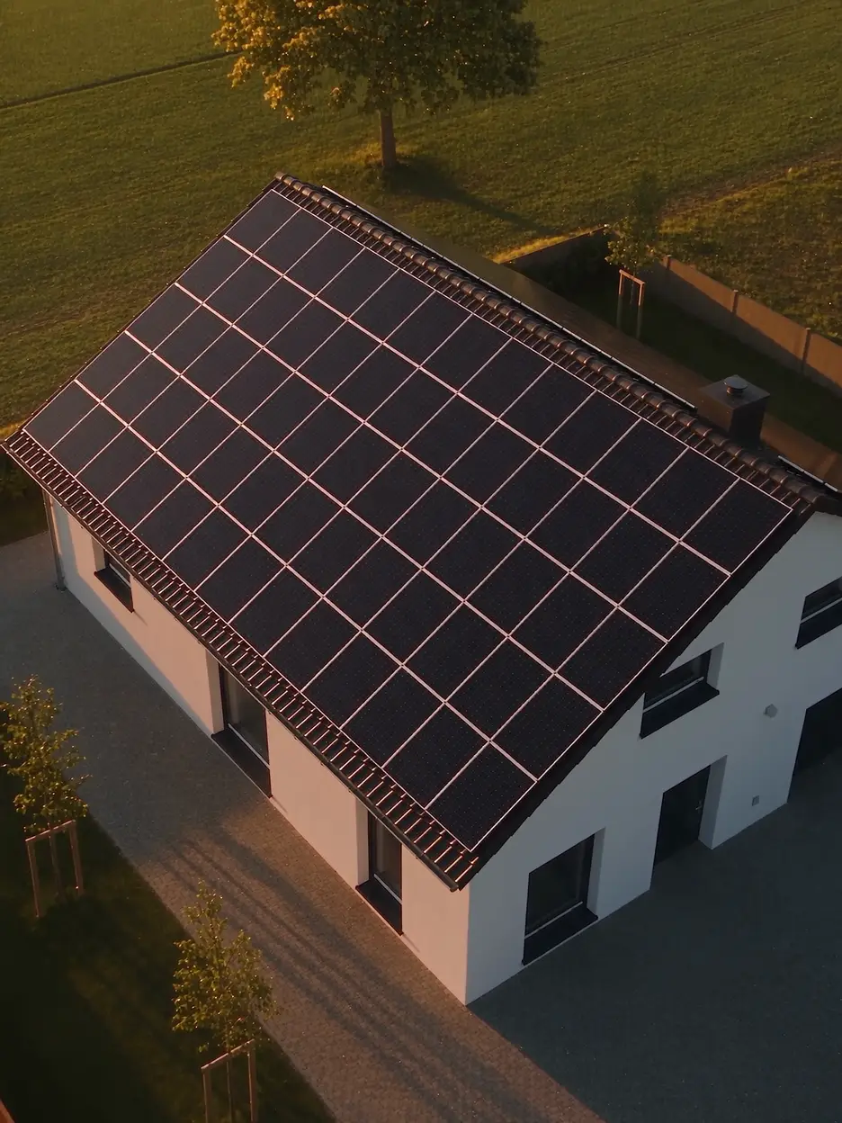 Einfamilienhaus mit Photovoltaik-Dach in der Abendsonne (Demo-Beispiel)